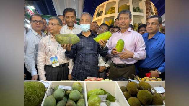 ফলে ফলে ভরা মেলা: দেশি ফলের উৎসবে পুষ্টির আহ্বান