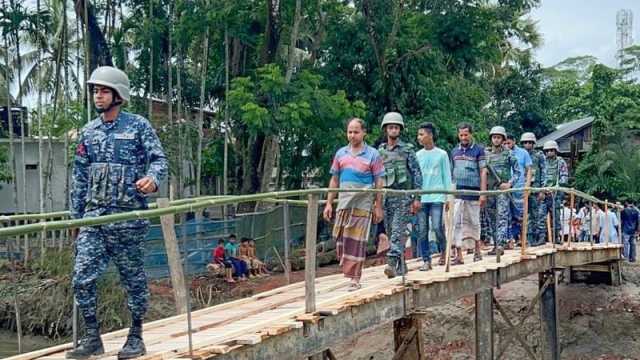 পাথরঘাটায় ভেঙে গেছে বেড়িবাঁধ, সাঁকো করে দিল নৌবাহিনী
