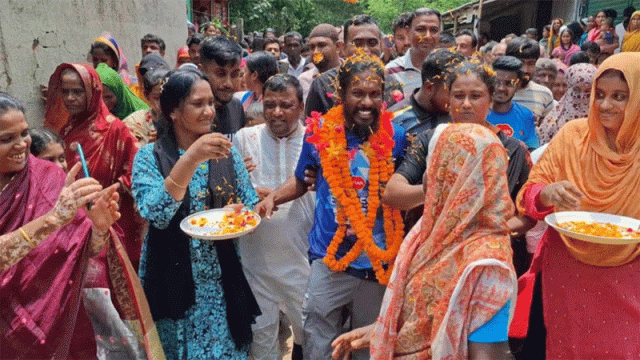 এভারেস্ট চূড়ায় লাল-সবুজ পাতাকা হাতে কেঁদেছি: শাকিল