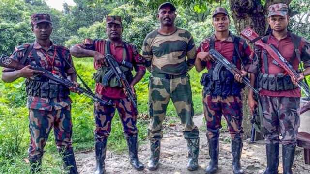 অনুপ্রবেশের অভিযোগে জনতার হাতে অস্ত্রসহ আটক বিএসএফ সদস্য