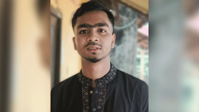 পিকনিকের নৌকা থেকে পড়ে যুবক নিখোঁজ