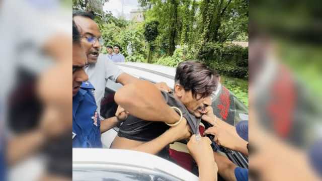 প্রাইভেট কারে অটোরিকশার ধাক্কা লাগায় গুলি, রিভলবারসহ যুবক গ্রেপ্তার