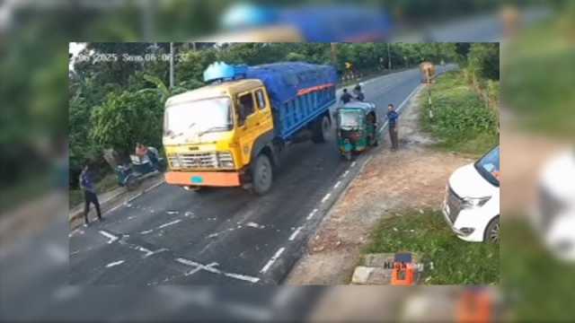 চেকপোস্টে চলন্ত মোটরসাইকেলে পুলিশের ধাক্কা, ট্রাকচাপায় পা হারালেন কনস্টেবল