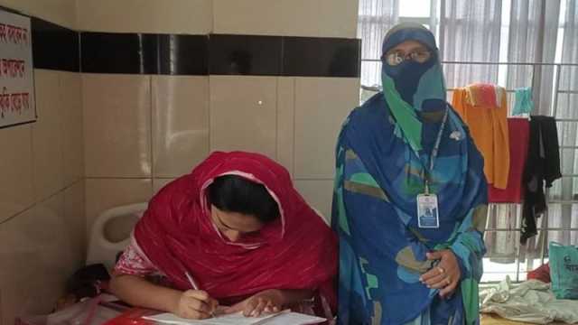 সন্তান প্রসবের পর হাসপাতালের শয্যায় বসে পরীক্ষা দিলেন এশা আলম