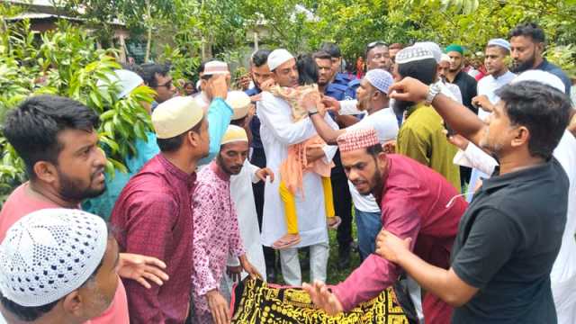 গাজীপুরে ৩ ঘণ্টার জন্য প্যারোলে মুক্তি পেয়ে মায়ের জানাজায় যুবলীগ নেতা