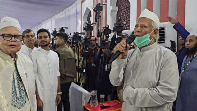 নামাজ শেষে দেশের মঙ্গলে দোয়া চাইলেন প্রধান উপদেষ্টা