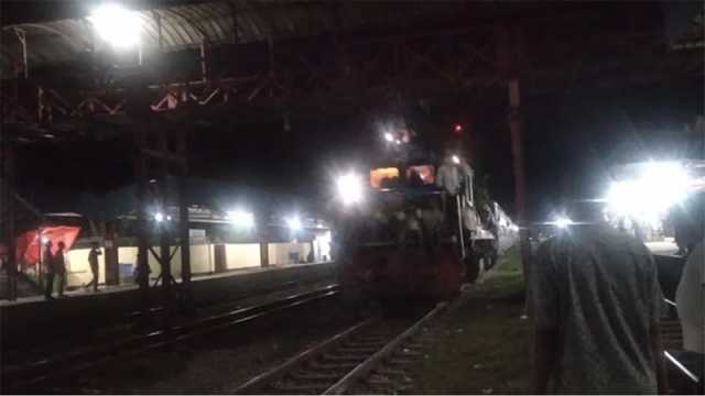 মোবাইল ফোনের আলোতে ৮ কি.মি. পথ চললো ট্রেন