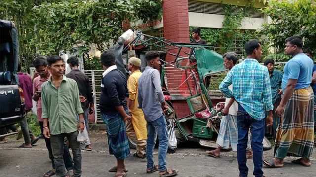 বিয়ের বাসের সঙ্গে ইজিবাইকের সংঘর্ষ, নিহত ১