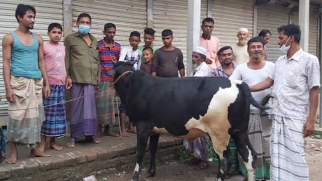ঈদের নামাজ শেষে শুরু হয়েছে পশু কোরবানি