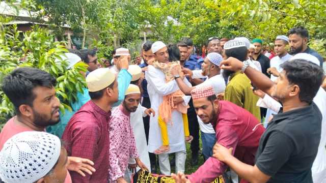 শ্রীপুরে প্যারোলে মায়ের জানাজায় অংশ নিয়ে আবার কারাগারে যুবলীগ নেতা
