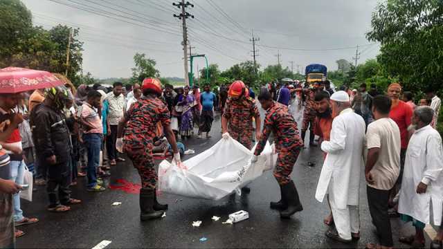 মোটরসাইকেলে ট্রাকের ধাক্কা, প্রাণ গেল তিন আরোহীর
