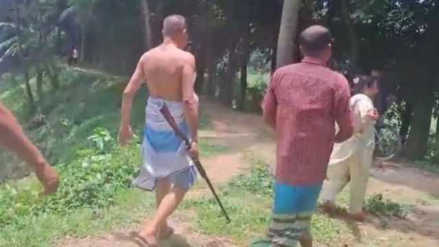 চাঁদা না পেয়ে প্রবাসীর দিকে বন্দুক তাক, সামনে দাঁড়ালেন স্ত্রী