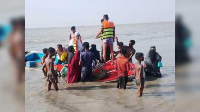 তলা ফেটে ডুবল স্পিডবোট, প্রাণ রক্ষা ২৮ জনের