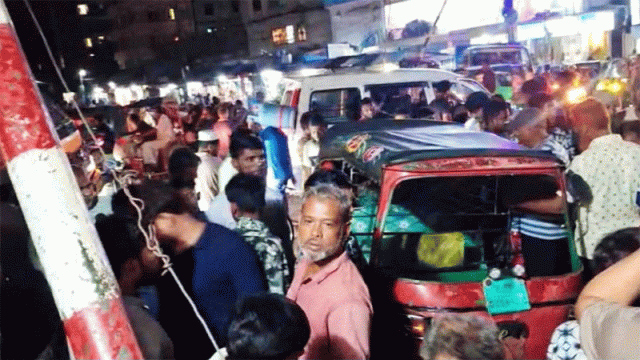 যানজটে রেললাইনে আটকা পড়া অটোকে ট্রেনের ধাক্কা, মা ও ছেলে নিহত