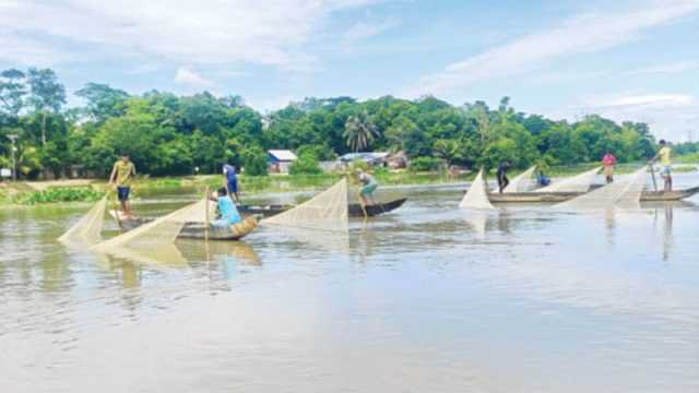চট্টগ্রামে খালে চামড়া ফেলে হালদা নদী দূষণের অভিযোগ