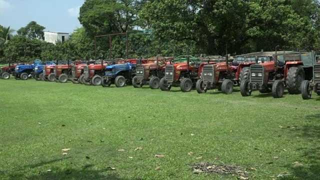 মাটি পরিবহনের সময় ৪০টি ট্রাক্টর জব্দ