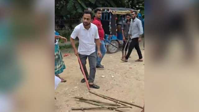 গাজীপুরে ঝুট ব্যবসায়ীর কাছ থেকে চাঁদা নিতে সশস্ত্র মহড়া