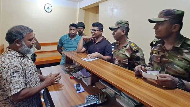 বাসে অতিরিক্ত ভাড়া নেওয়ায় চাটমোহরে দু’জনকে জরিমানা
