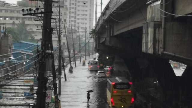 চট্টগ্রামে আষাঢ়ের ভারী বর্ষণে সড়কে পানি, পাহাড় ধসের শঙ্কা