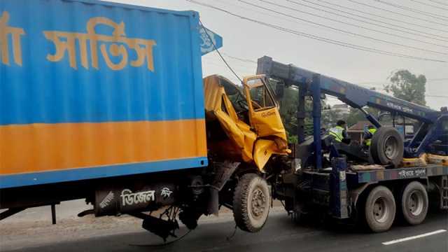 মির্জাপুরে দাঁড়িয়ে থাকা ট্রাকে কাভার্ডভ্যানের ধাক্কা, চালক নিহত