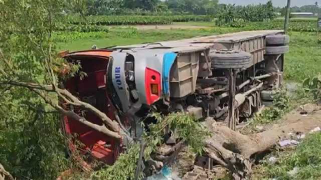 কুলিয়ারচরে নিয়ন্ত্রণ হারিয়ে বাস খাদে, ৩০ যাত্রী আহত