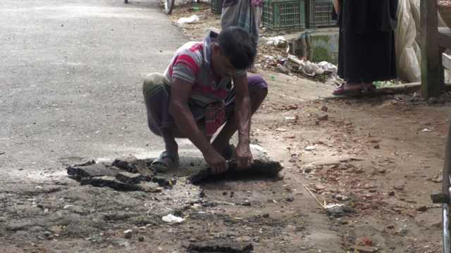 আলফাডাঙ্গায় সড়ক সংস্কারে অনিয়মের অভিযোগ, প্রকৌশলী-ঠিকাদারের লোকজন অবরুদ্ধ