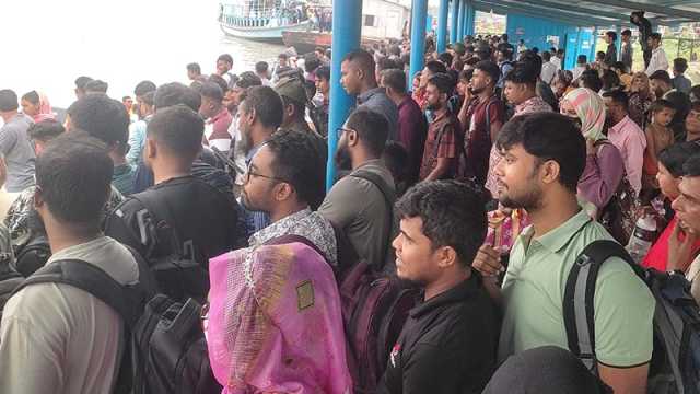 ফেরিতে গাদাগাদি করে বাড়ি ফিরতে মরিয়া ঘরমুখো যাত্রী  