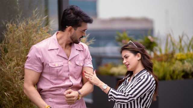 ‘আর বায়োপিক করবা?’, আরিফিন শুভকে নীলচক্র নায়িকার খোঁচা