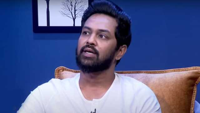 ওটিটিতে ১০ শতাংশ শুল্ক নিয়ে অর্থ উপদেষ্টাকে আশফাক নিপুনের প্রশ্ন