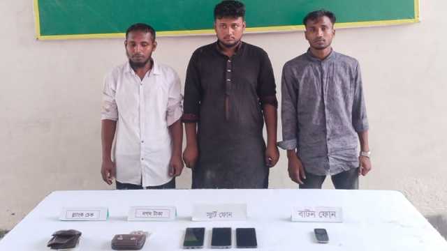 ‘সমন্বয়ক’ পরিচয়ে চাঁদাবাজি, ৩ যুবককে গণপিটুনি দিয়ে সেনাবাহিনীর কাছে হস্তান্তর