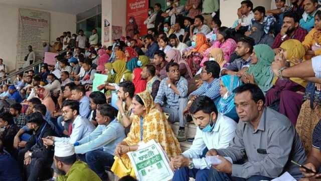 চাকরিতে না ফেরালে রাজপথ ছাড়বেন না ইআরপিপি স্বাস্থ্যকর্মীরা