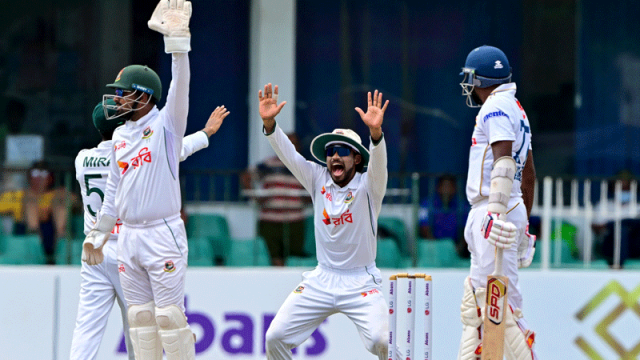 লাঞ্চের আগে চার উইকেট নিল বাংলাদেশ