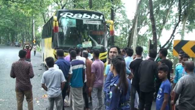 বাস-অটোরিকশা মুখোমুখি সংঘর্ষে জাবি শিক্ষার্থীসহ নিহত ৪