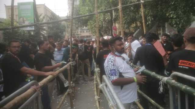 বাংলাদেশ-সিঙ্গাপুর ম্যাচ, স্টেডিয়ামের বাইরে জনসমুদ্র