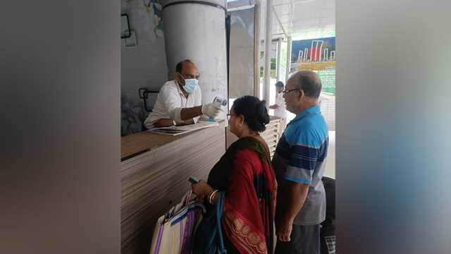 বেনাপোলে ভারত থেকে আসা যাত্রীদের করোনা পরীক্ষা শুরু