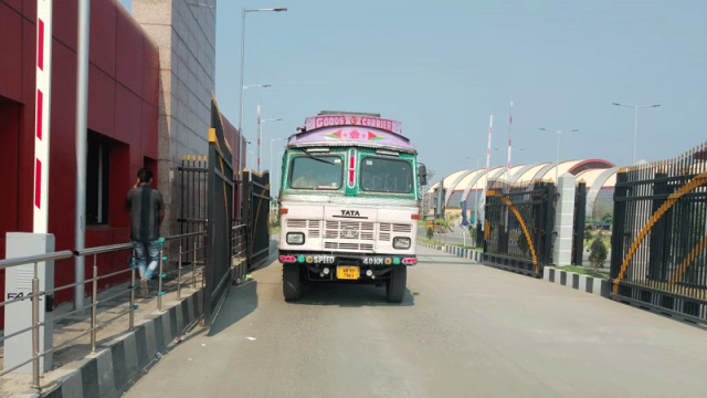 ১০ দিনের ছুটি শেষে বেনাপোল বন্দরে আমদানি-রপ্তানি শুরু
