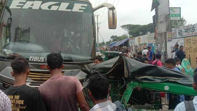 রাজধানীতে বাসের ধাক্কায় দুমড়েমুচড়ে গেল অটোরিকশা, যাত্রী-চালক হাসপাতালে 