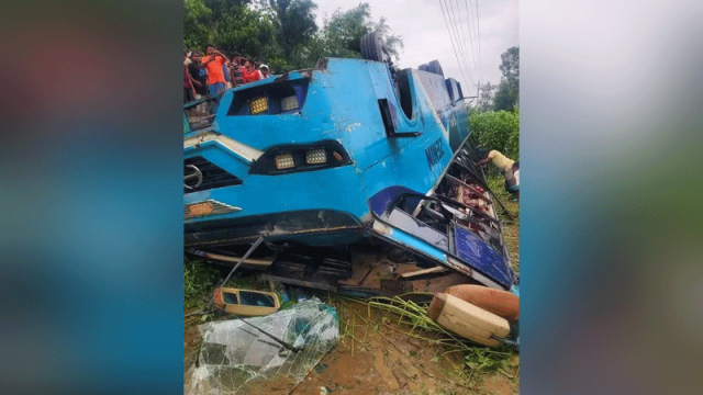বেপরোয়া চালাচ্ছিলেন চালক, বাস উল্টে নিহত যাত্রী