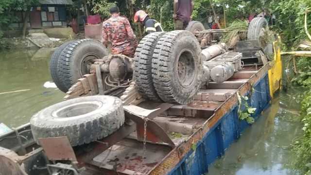 বেদে সম্প্রদায় বহনকারী ট্রাক উল্টে ডোবায়, নিহত ২
