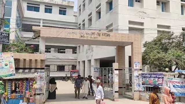 ‘চিকিৎসা পাননি অন্তঃসত্ত্বা স্ত্রী’, ক্ষোভে চিকিৎসককে পিটুনি