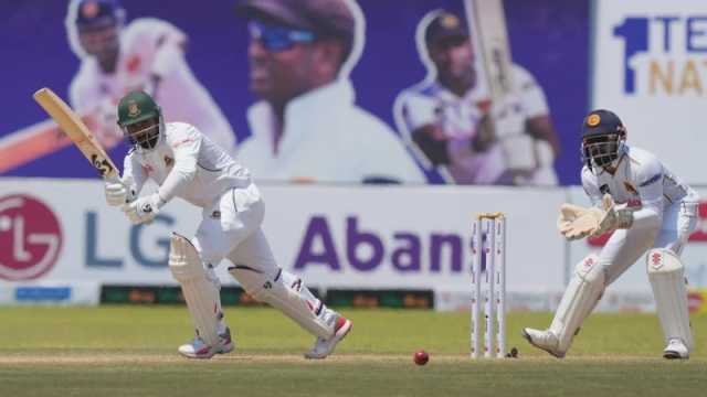 বৃষ্টির পর খেলা শুরু হতেই বোল্ড লিটন