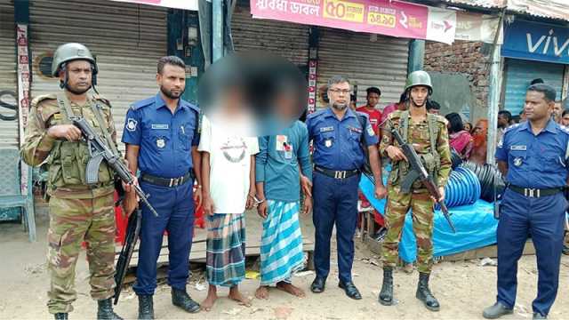 নকল পিস্তল দেখিয়ে দোকানিকে হুমকি, দুই কিশোর আটক