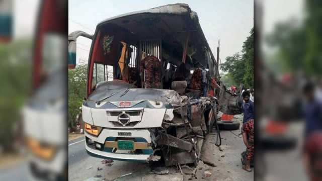 দিনাজপুরে ট্রাকের পেছনে যাত্রীবাহী বাসের ধাক্কা, নিহত ৫