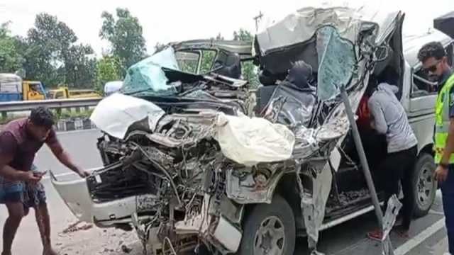টাঙ্গাইলে ট্রাকের পেছনে মাইক্রোবাসের ধাক্কায় প্রাণহানি ৩
