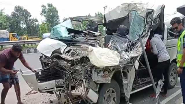 সড়কে থামল এক পরিবারের ঈদযাত্রা
