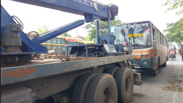 ইসলামী বিশ্ববিদ্যালয়ের বাসের চাপায় প্রাণ গেল পুলিশ সদস্যের