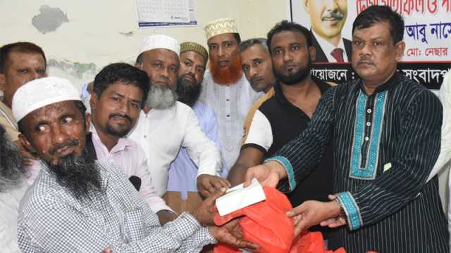 বরিশালে ঈদ উপহার পেলেন সংবাদপত্র হকার্সরা