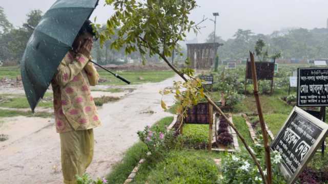 মায়ের কবরে আবেগঘন শুভ,‘তোমার স্মৃতিগুলো নিয়েই আছি, ঈদ মোবারক, মা