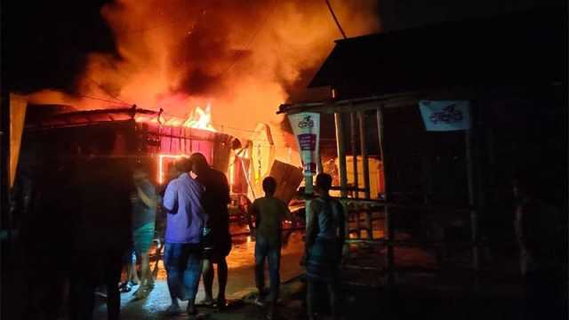 হালুয়াঘাটে আগুনে পুড়ে ছাই ১২ দোকান