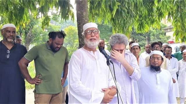 স্ত্রীর জানাজায় অঝোরে কাঁদলেন বঙ্গবীর কাদের সিদ্দিকী, দাফন সম্পন্ন